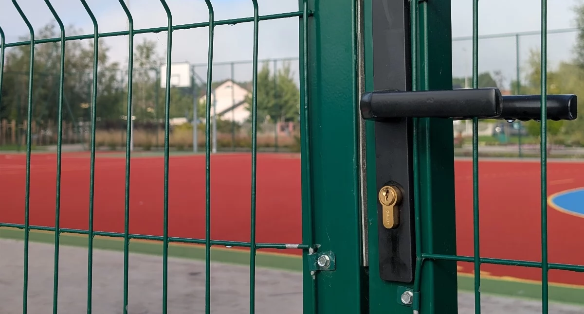 Na zdjęciu: We wtorek o godzinie 9.29 boisko było zamknięte