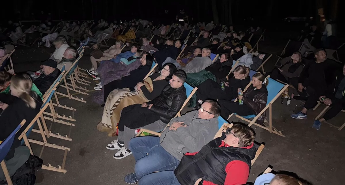 Na zdjęciu: Park w Kobielach Wielkich zamienił się w kino pod gołym niebem, fot. Facebook/GOKiS w Kobielach Wielkich