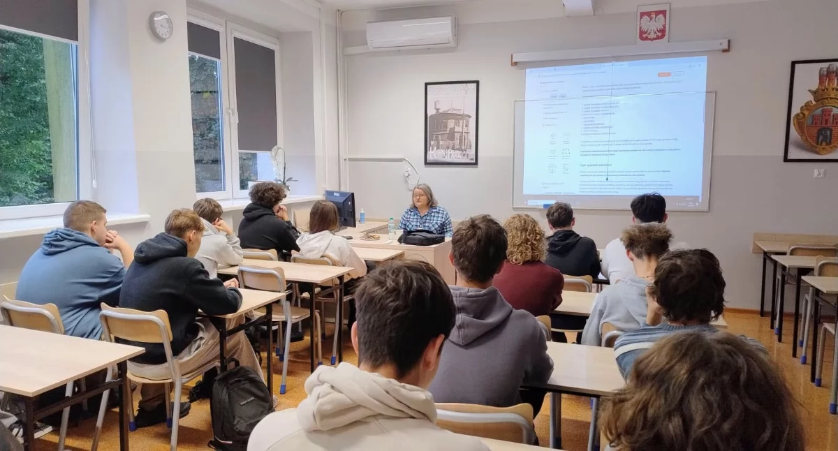Na zdjęciu: Uczniowie zamienili szkolną salę w małą „akademię podatków”, fot. Facebook/ZSE-E w Radomsku