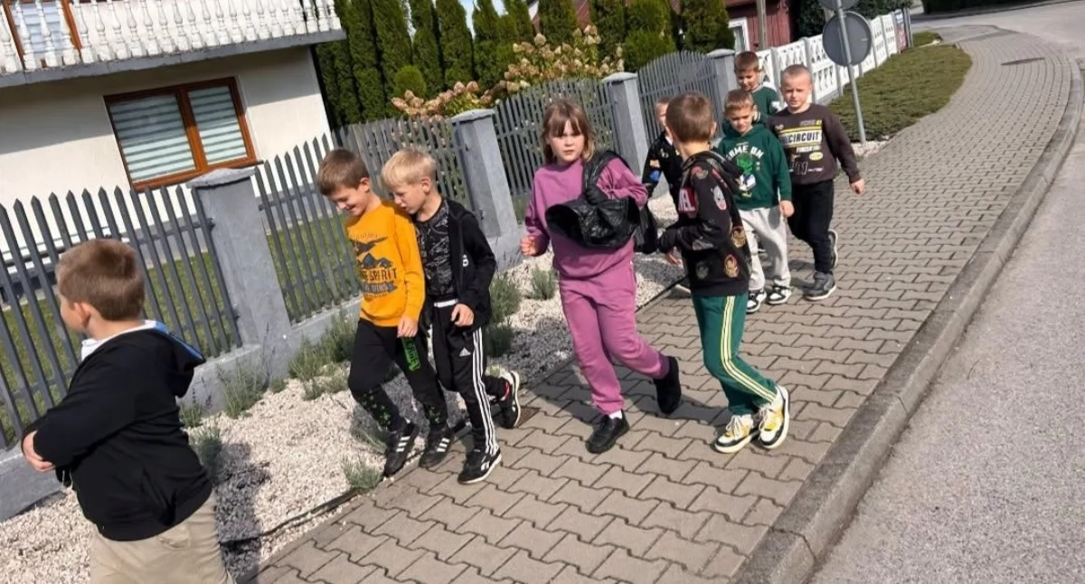 Na zdjęciu: Wyposażeni w gumowe rękawiczki i worki na śmieci z zapałem porządkowali najbliższą okolicę, fot. Facebook/PSP w Woli Blakowej