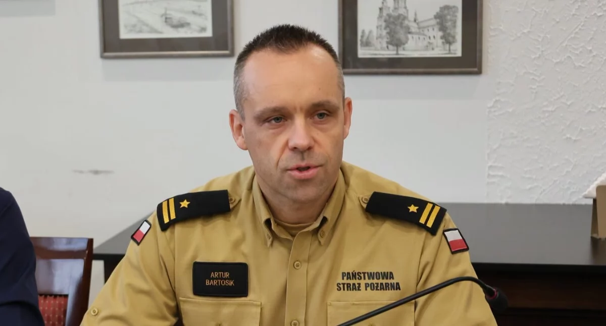 Na zdjęciu: Komendant Bartosik przedstawił raport o stanie systemu alarmowego, fot. Facebook/Powiat Radomszczański