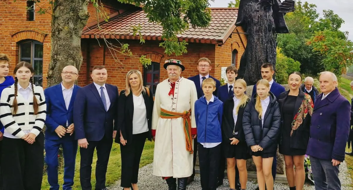 Na zdjęciu: Przedstawiciele gminy Kobiele w Lipcach Reymontowskich, fot. Facebook/Gmina Kobiele Wielkie