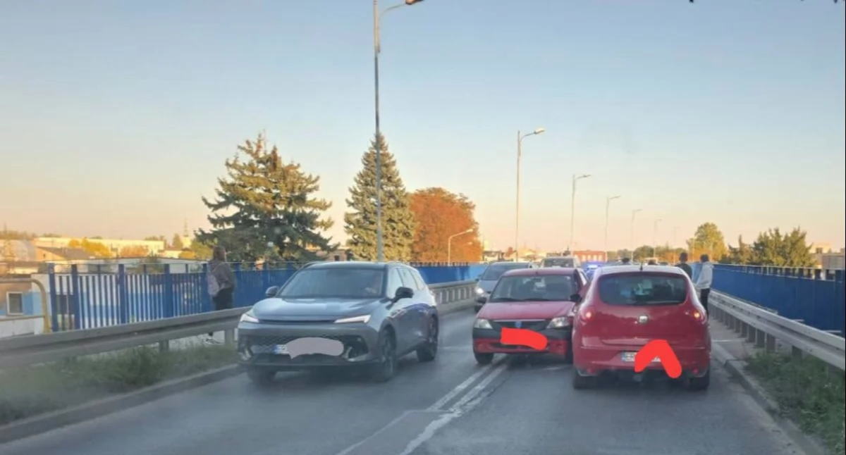 Na zdjęciu: Zderzenie na wiadukcie, fot. Facebook/Spotted: Radomsko