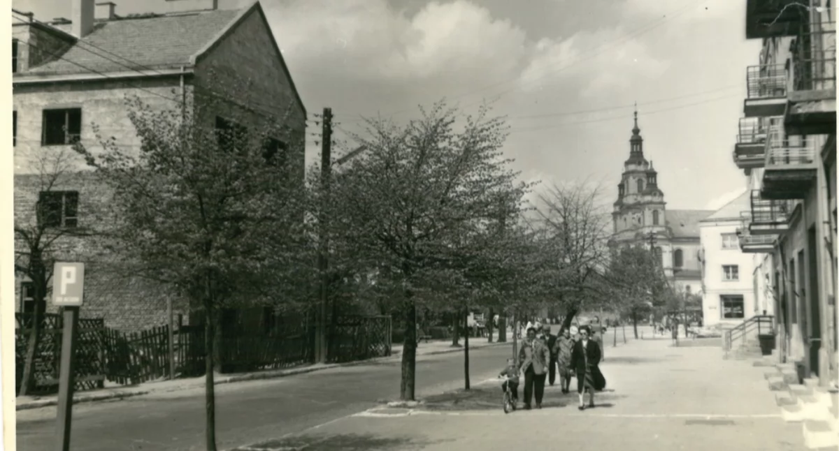Na zdjęciu: Ulica Krakowska, lata 60