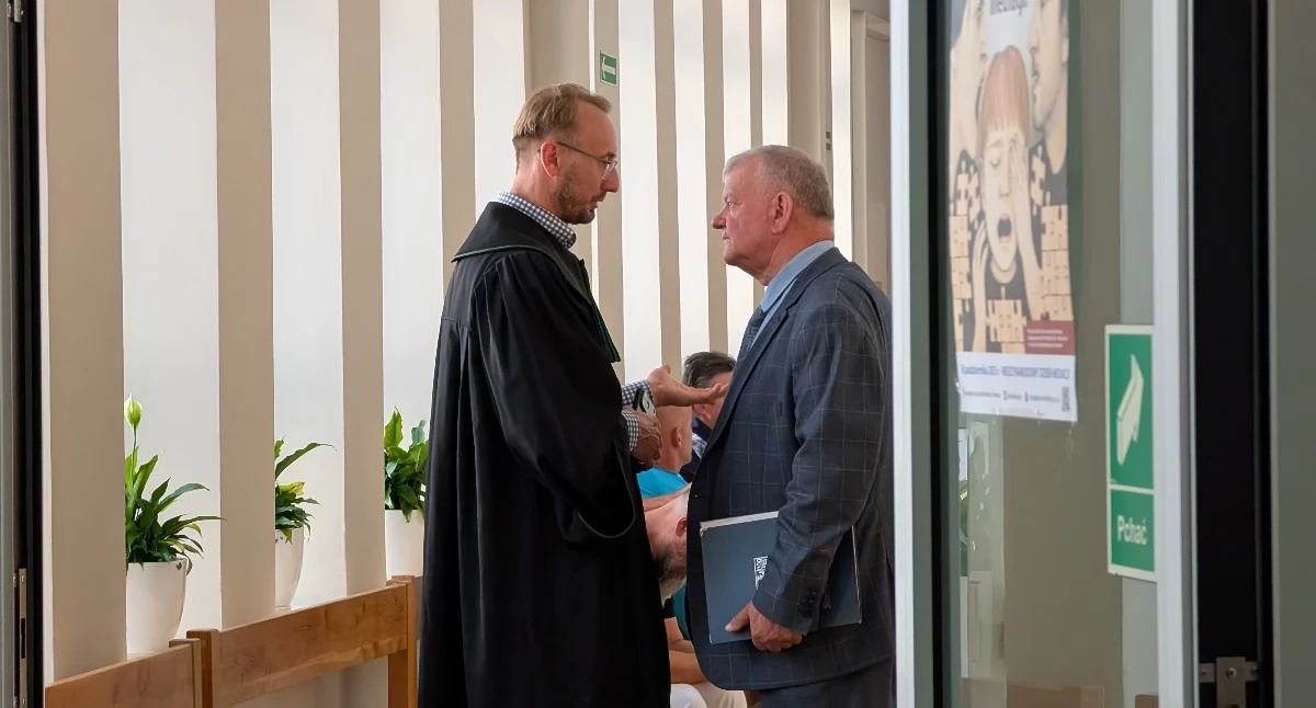 Na zdjęciu: Waldemar Zasada przed rozprawą w sądzie ze swoim obrońcą Michałem Spólnickim