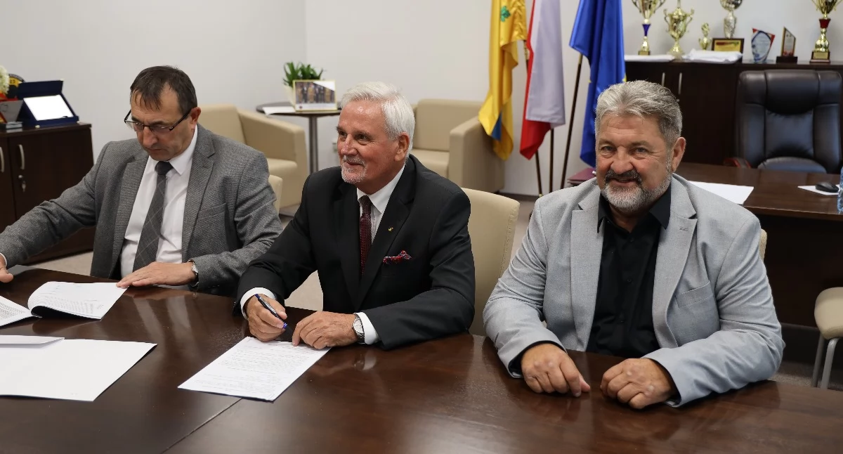 Na zdjęciu: Podpisanie umowy na doposażenie Powiatowego Magazynu Zarządzania Kryzysowego w Tomaszowie Mazowieckim