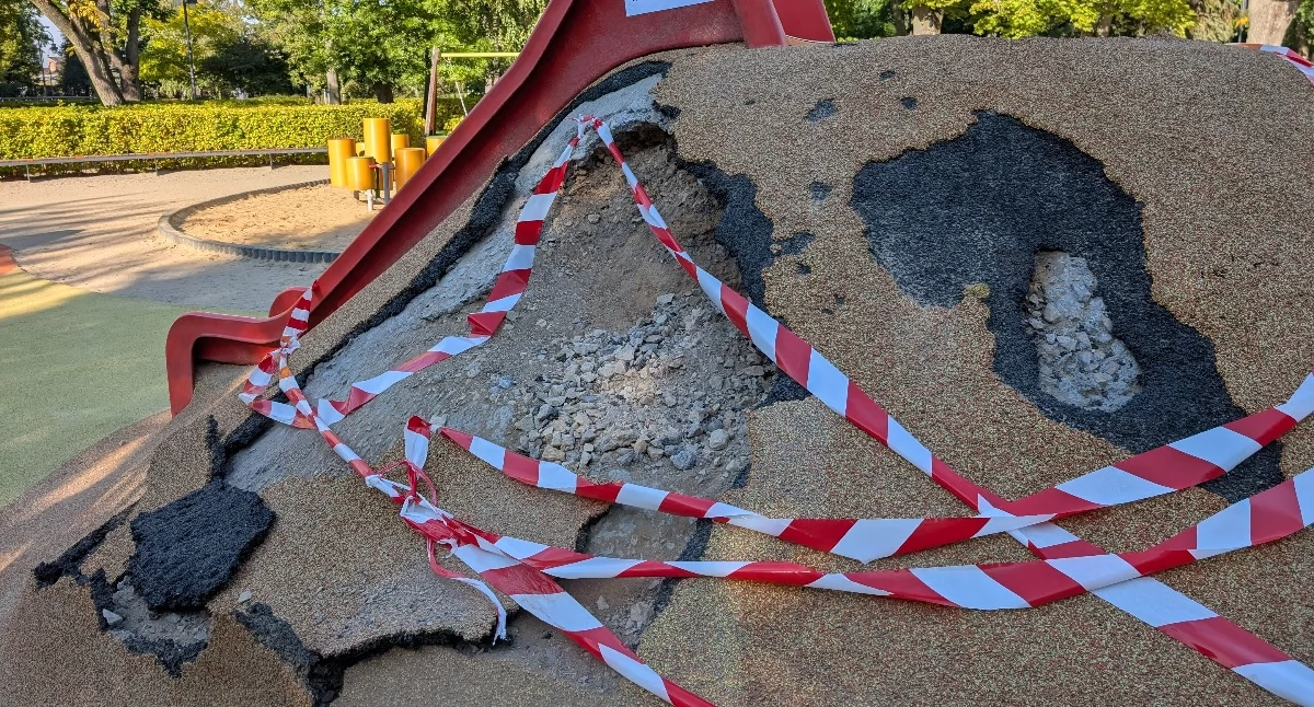 Na zdjęciu: Uszkodzenia na placu zabaw