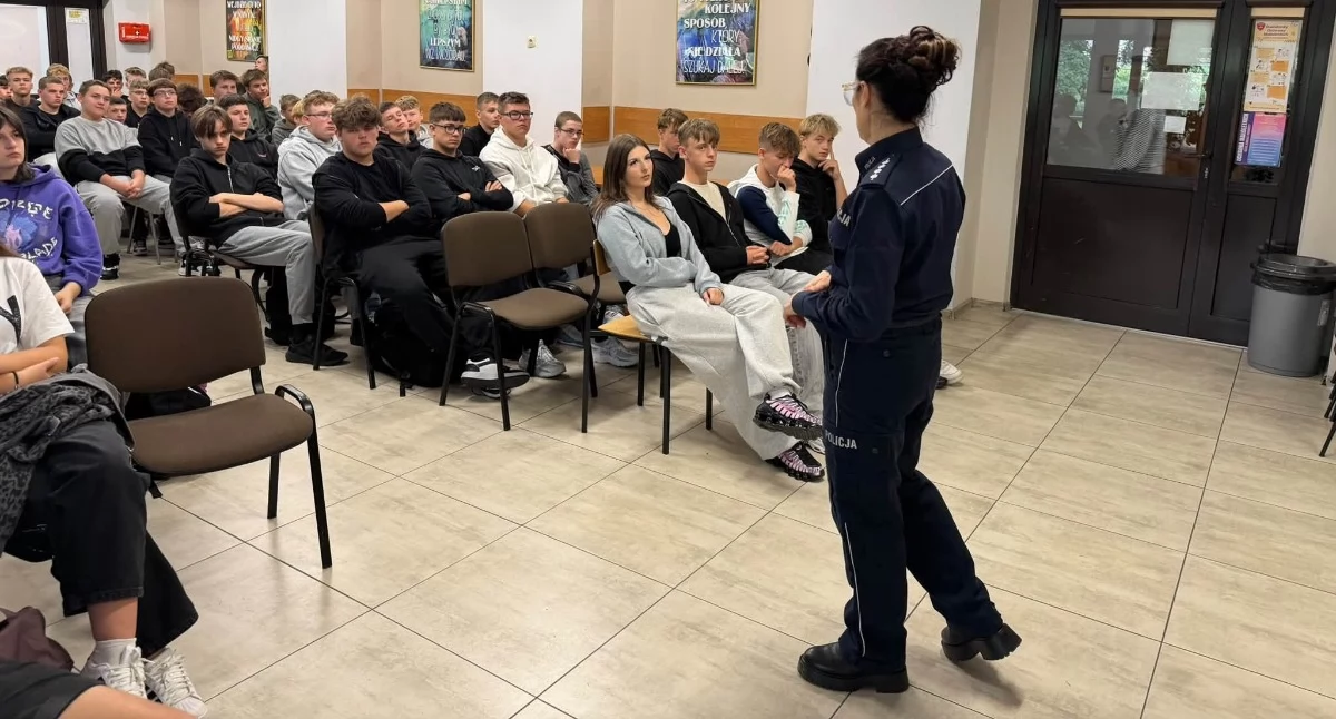 Na zdjęciu: Policjantka spotkała się z uczniami, fot. Facebook/ZSP nr 1