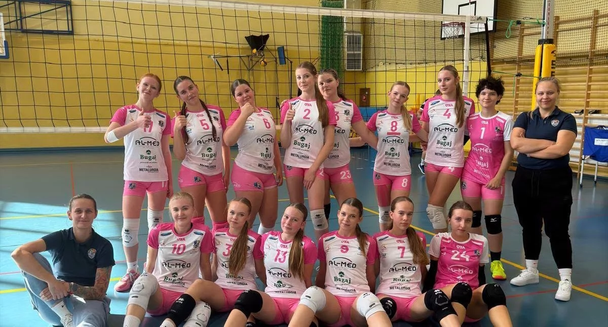 Na zdjęciu: Górny rząd od lewej: 17 Natalia Walczyk, 5 Olga Jachimczak, 6 Amelia Dworakowska, 2 Aleksandra Bałut, 23 Kalina Radziszewska, 8 Lena  Kurzawa, 4 Lena Białas, 1 Maja Wyrzing, dolny rząd od lewej: 10  Alicja Frydrychowska, 32 Alicja Kulka, 13 Aleksandra Waloch, 9 Julia Włodarczyk, 7 Maja Pietras, 24 Milena Wrońska