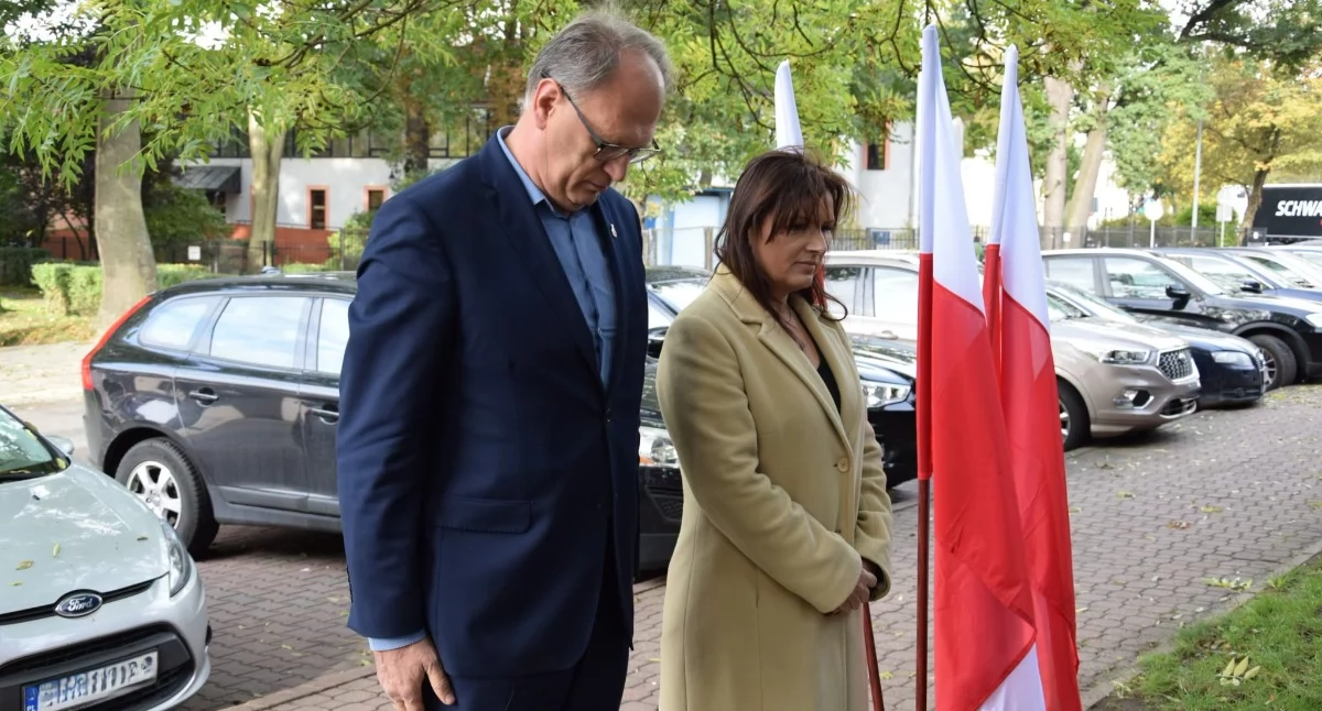 Na zdjęciu: Prezydent i wiceprezydent złożyli kwiaty