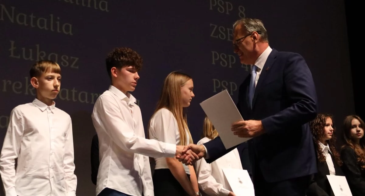 Na zdjęciu: Nominacje stypendialne wręczał prezydent Jarosław Ferenc, fot. Facebook/Radomsko Miasto Otwarte