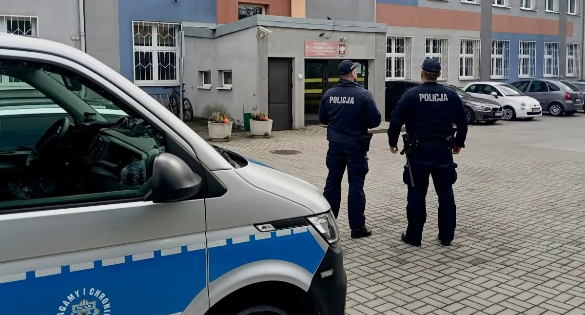 Na zdjęciu: Policjanci byli widoczni w okolicy szkół, wchodzili też do budynków, fot. KPP Radomsko