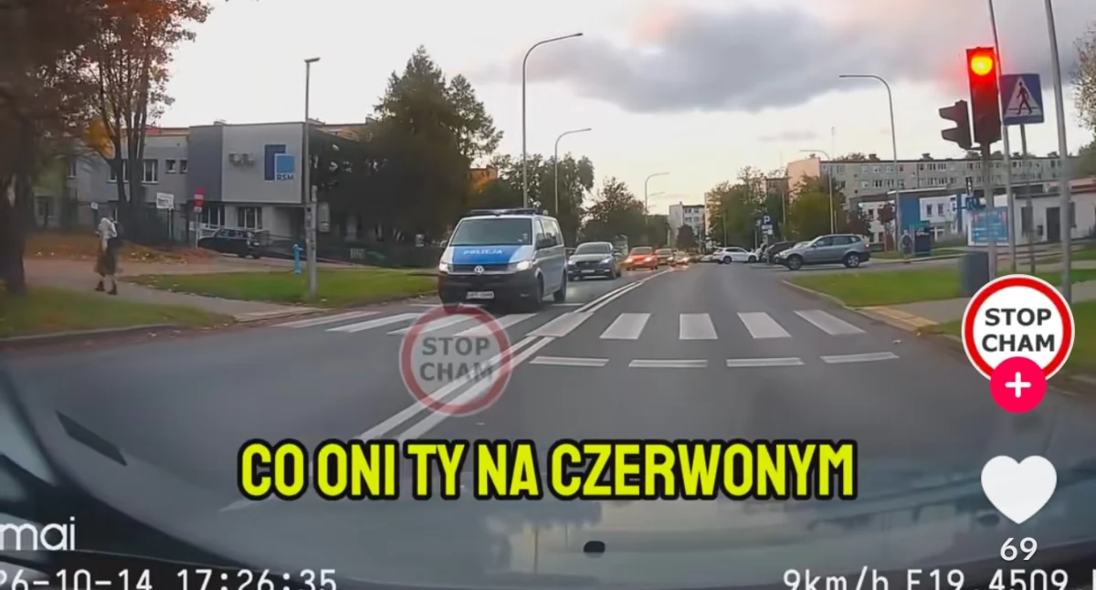 Komunikacja, [WIDEO] Radomszczańscy policjanci Przejechali czerwonym świetle - zdjęcie, fotografia
