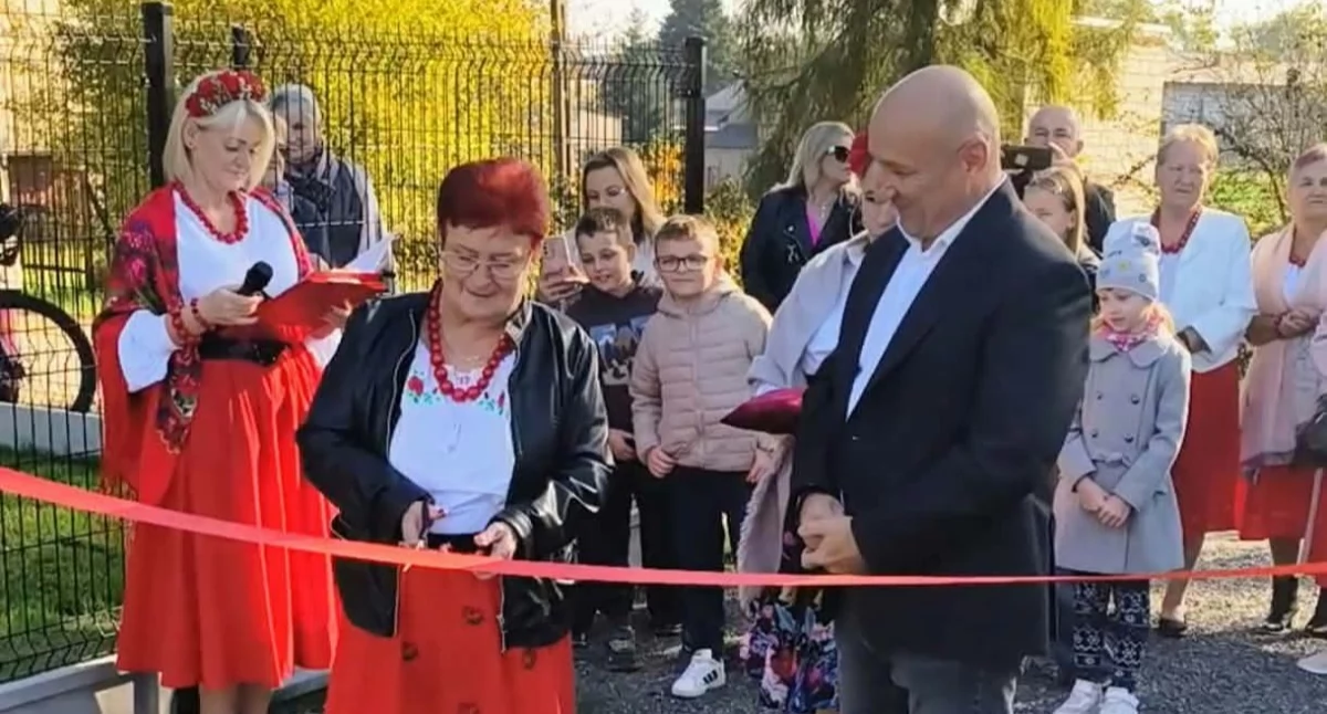 Na zdjęciu: Pani Alicja i wójt Roman Radczyc przecięli wstęgę