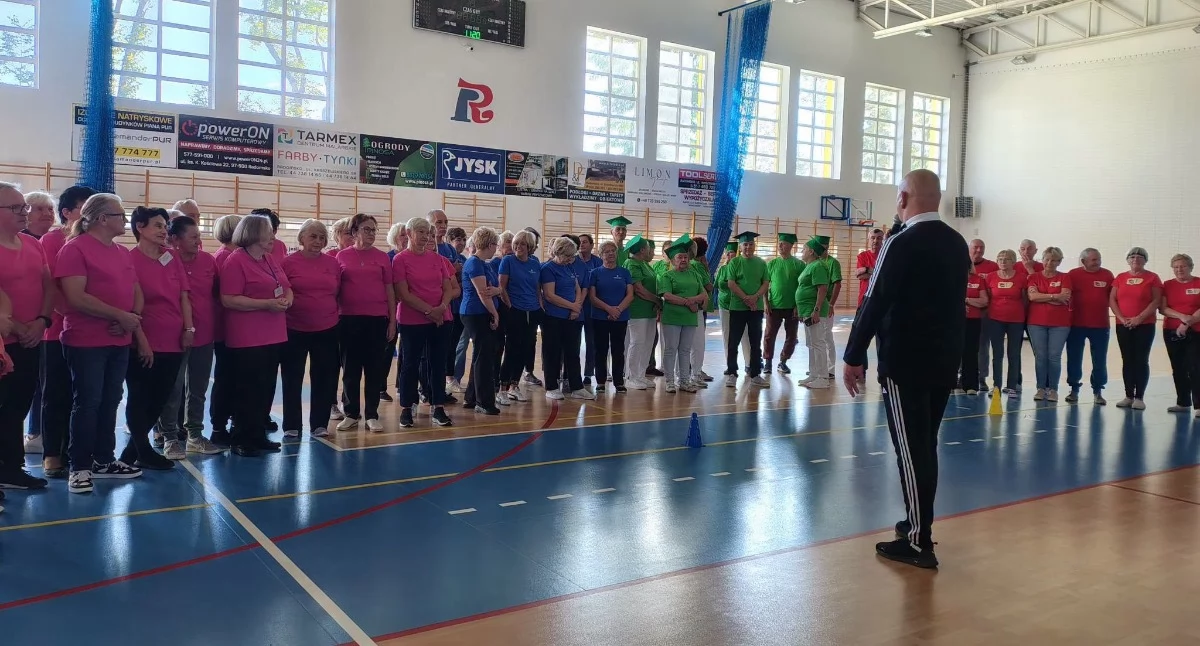 Na zdjęciu: Seniorzy pokazują, że są w formie, fot. Facebook/Powiat Radomszczański
