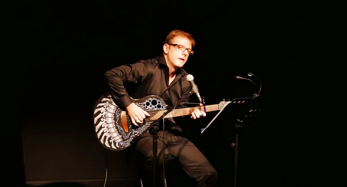Na zdjęciu: Dominik Żulicki pokochał gitarę, a gitara pokochała jego