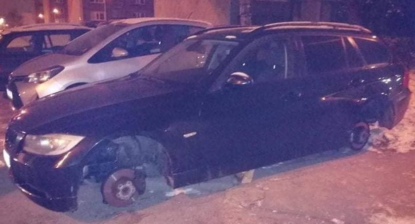 Na zdjęciu: właściciel rano zobaczył, że nie ma ani jednego koła (fot. Spotted:Radomsko)