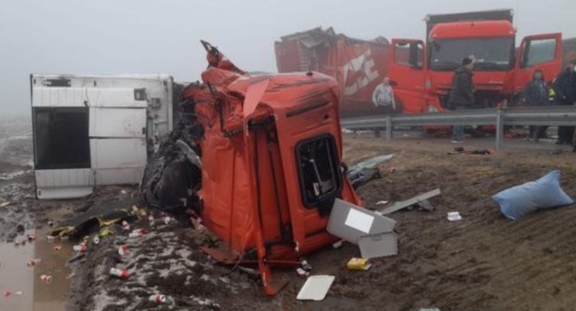 Zderzenie trzech ciężarówek. Zdj. Auto Centrum Pomoc Drogowa Rajek