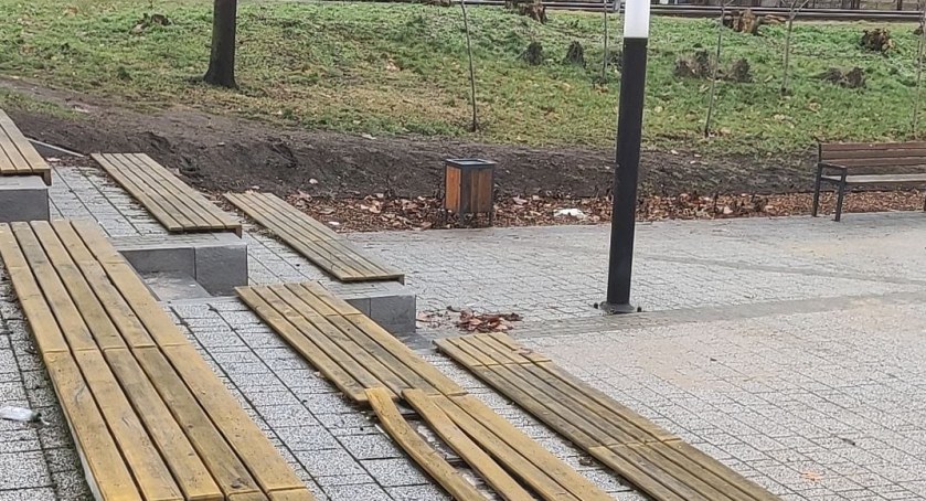 Tak wyglądają ławki po niespełna trzech latach istnienia/Fot. Iga Borowiecka-Grzywacz