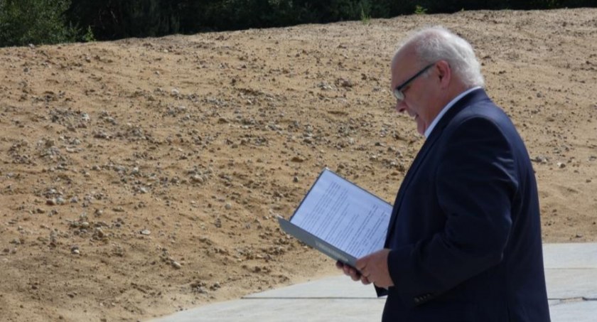 Marek Glądalski, prezes PGK Radomsko, podczas otwarcia nowej kwatery w ZUOK-u w Płoszowie