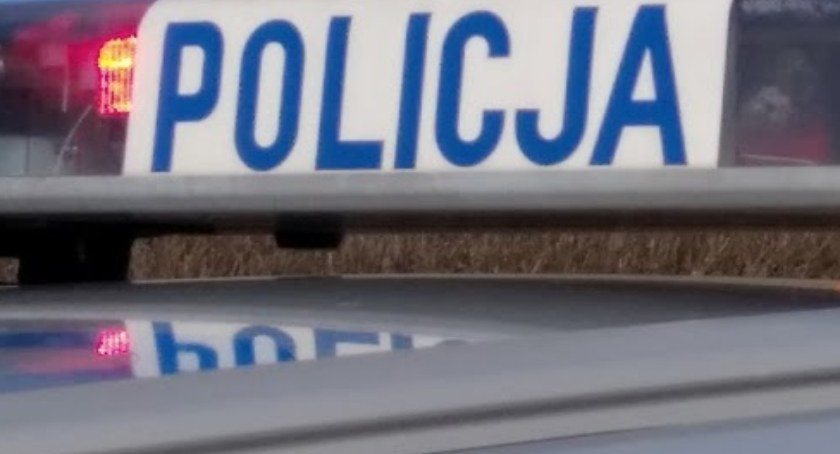 Policjanci przypominają o obowiązku właściwego oznakowania w przypadku poruszania się po nieoświetlonej drodze. 
