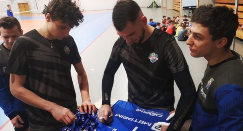 Na zdjęciu członkowie drużyny KS Volley Radomsko. Atakujący Jarosław Pytka składa podpis na swojej koszulce/Fot. KS Volley Radomsko