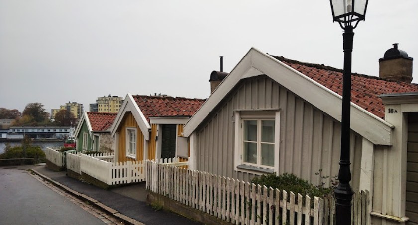 Kolorowe, małe domki w Björkholmen. To najstarsza dzielnica Karlskrony./Fot. KPMWS