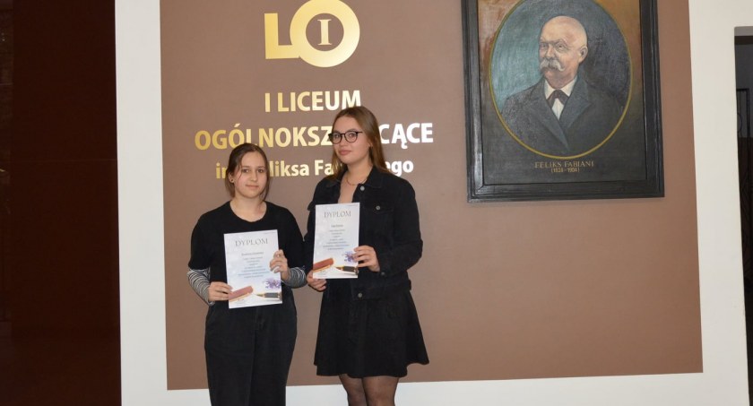 Na zdj. Olga Roksel i Zuzanna Ciesielska, uczennice I LO. Fot. I Liceum Ogólnokształcące w Radomsku/facebook