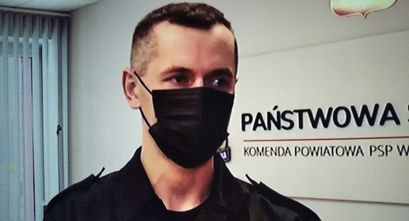 Na zdjęciu Marek Jeziorski, rzecznik prasowy KP PSP w Radomsku. Na drugim zdj. powalone drzewo w miejscowości Borki w gm. Gidle. Fot. OSP KSRG Gowarzów. 
