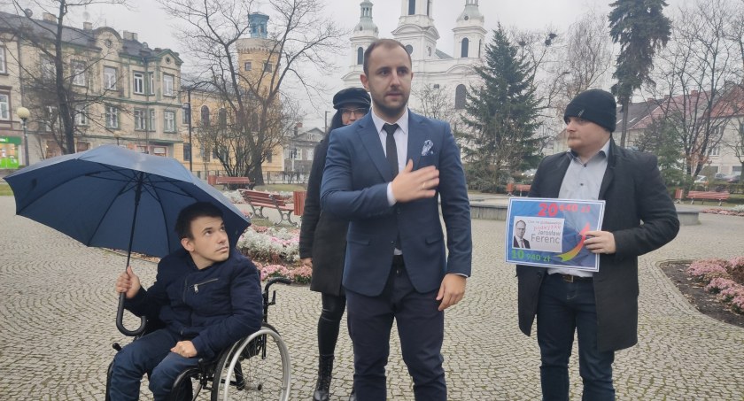 Zdj. Patryk Marjan (Konfederacja) w środku