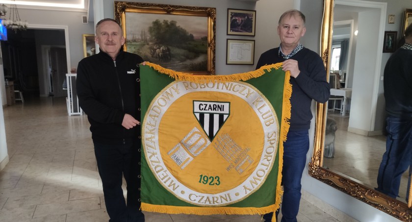 Zdj. Daniek Kowalczyk i Mariusz Domagała z odnalezionym sztandarem