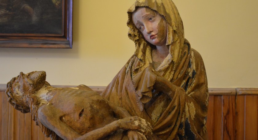 Na zdj. gł. - pieta po konserwacji. Na zdj. poniżej - pieta przed konserwacją. Fot. wuoz-lodz.pl.