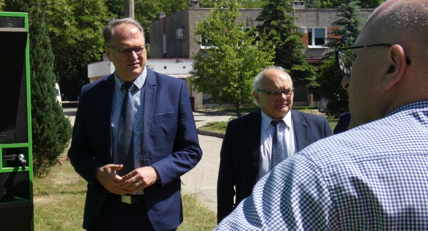 Zdj. Czerwiec 2021. Konferencja w PGK na temat kanalizacji. Z lewej prezydent Jarosław Ferenc, obok prezes PGK Marek Glądalski