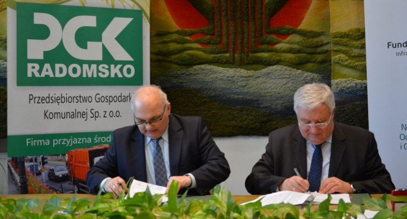 Zdj. Marzec 2018, NFOŚiGW w Warszawie, prezes PGK Marek Glądalski (pierwszy z lewej) podpisuje umowę na dofinansowanie budowy kanalizacji / Fot. PGK Radomsko