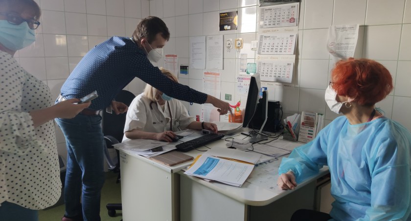 Zdj. Lekarze szczepili się jako pierwsi pod koniec grudnia 2020 roku w Szpitalu Powiatowym