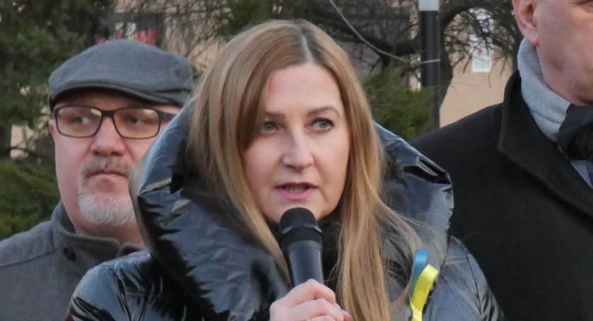 Zdj. 25 lutego, dzień po inwazji Rosji na Ukrainę. Plac 3 Maja, wiec poparcia dla napadniętych Ukraińców