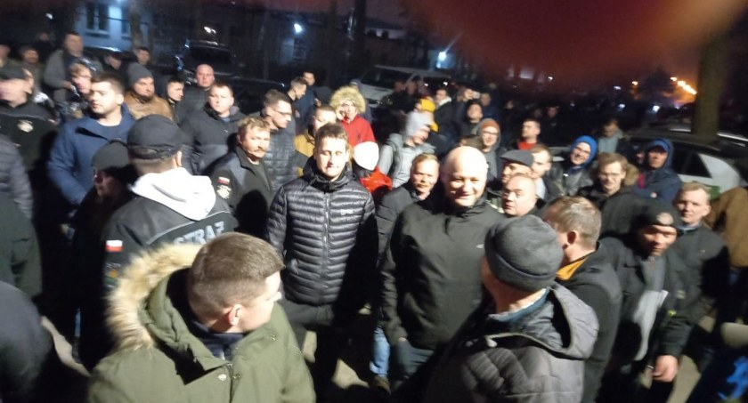 W kolejce pod WFOŚiGW stanęli także strażacy z powiatu radomszczańskiego. 