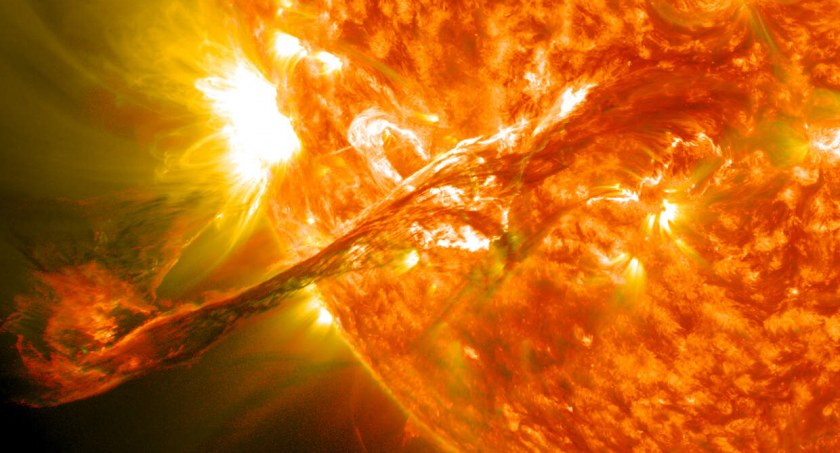 Na zdjęciu widoczny w ultrafiolecie wyrzut masy. Fot.Domena publiczna/NASA Goddard Space Flight Center
