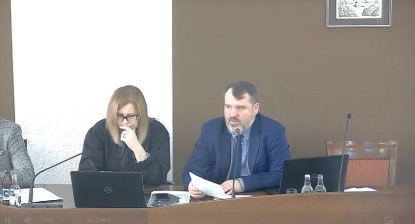 Zdj. Ewa Gajzler (członek zarządu powiatu) i Tomasz Kornacki (sekretarz powiatu)