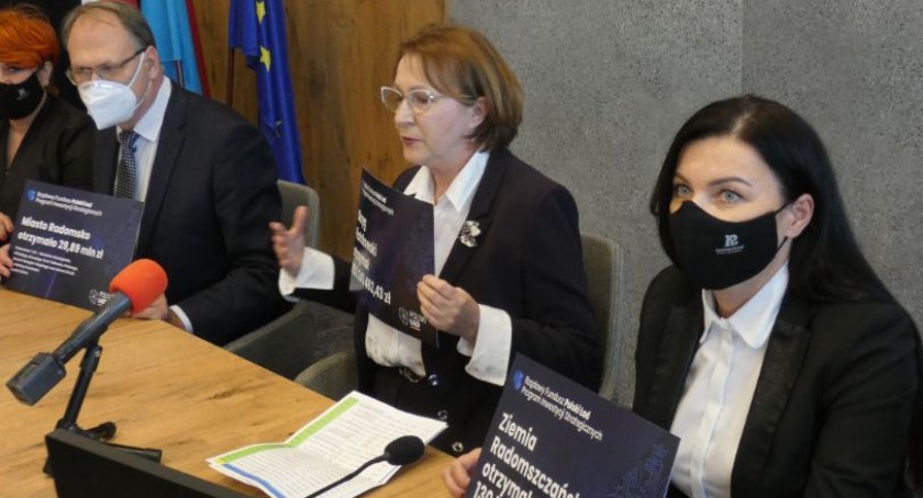 Zdj. Konferencja prasowa poseł PiS Anny Milczanowskiej, starosty Beaty Pokory i prezydenta Jarosława Ferenca w UM na temat dotacji z Polskiego Ładu