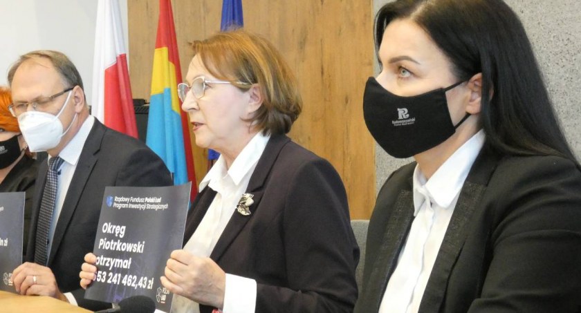 Konferencja prasowa w UM. Pierwsza z prawej starosta Beata Pokora, dalej poseł PiS Anna Milczanowska i prezydent Jarosław Ferenc