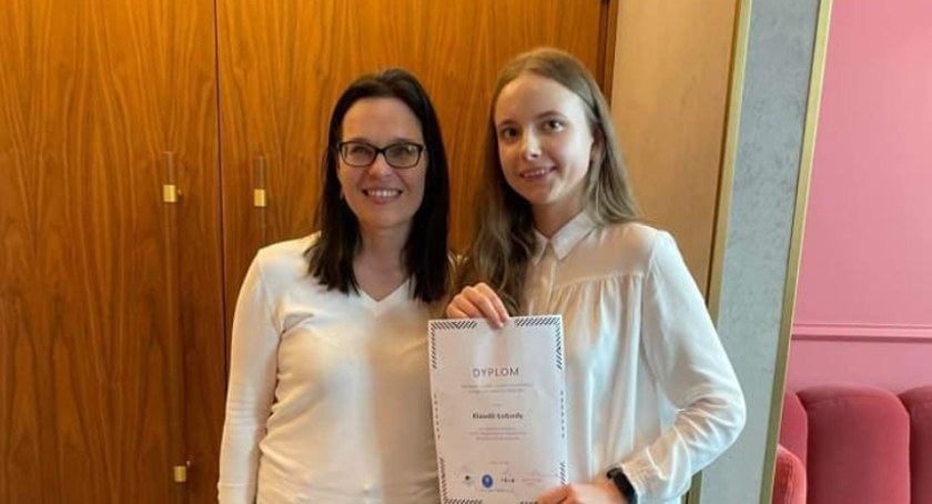 Na zdjęciu Klaudia ze swoją opiekunką, panią Magdaleną