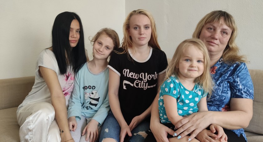 Na zdjęciu od lewej: Angelina, Śnieżana, Iryna, Wiktoria i na kolanach babci Milanka