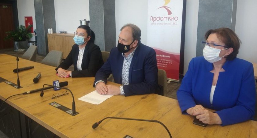 Na zdjęciu od prawej poseł PiS Anna Milczanowska, prezydent Jarosław Ferenc i starosta Beata Pokora. Maj 2021 - konferencja w UM, podczas której oficjalnie ogłoszono zawiązanie nowej koalicji