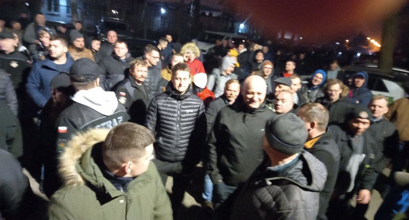 Na zdjęciu ogromna kolejka przed WFOŚiGW w Łodzi