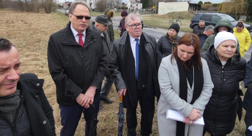 Na zdjęciu mieszkańcy osiedla Adama Mickiewicza, radni miejscy i prezydent Jarosław Ferenc. 