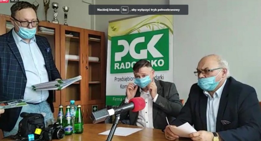 Na zdjęciu pierwszy z prawej prezes PGK Marek Glądalski