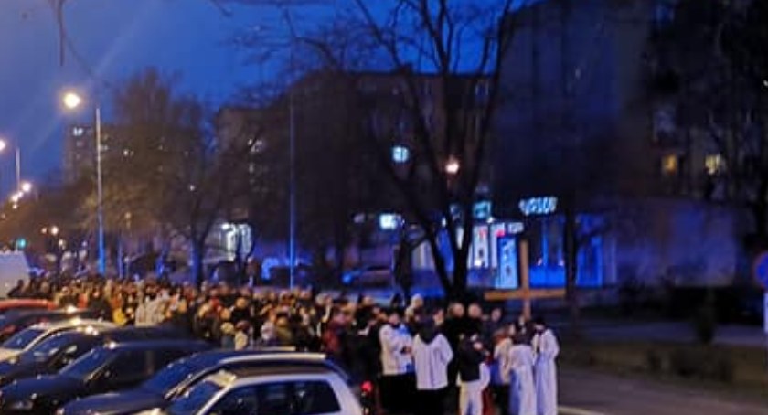 Droga Krzyżowa na ulicy Piastowskiej. Fot. Patryk Ptak/Parafia św. Lamberta w Radomsku. 