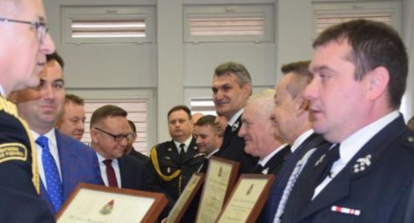 Na zdjęciu: uroczystość w starostwie powiatowym w Sieradzu. Fot. Komenda Powiatowa Państwowej Straży Pożarnej w Radomsku.