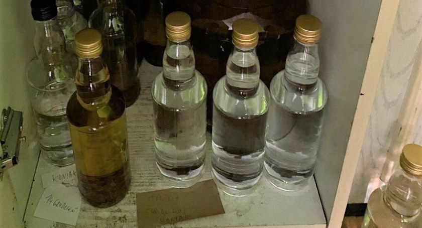 Na zdjęciu podrabiany alkohol. Fot. KMP Wrocław. 
